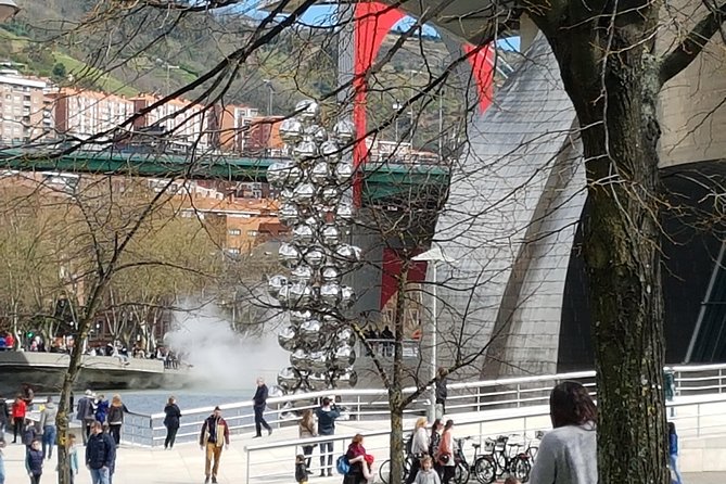 Guided tour of the Guggenheim Museum Bilbao in Spanish - Moving through permanent and temporary collections