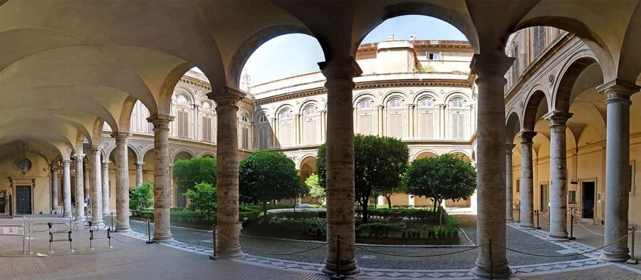 Guided Tour to the Doria Pamphilj Gallery, Rome - Meeting the guide near the Fontana del Facchino