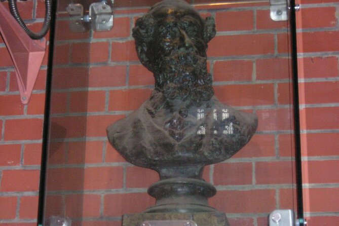 London Walking Tours eg Dickens Ted Lasso or National Gallery - Twenty minutes beside the Thames