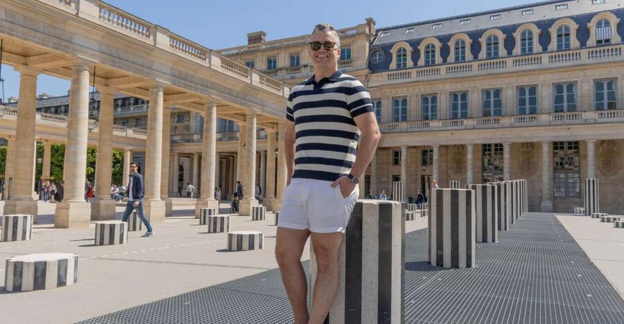 Louvre area photo shoot by Paris photographer - A short Paris session with a clear purpose