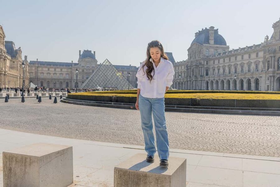 Louvre area photo shoot by Paris photographer - Is $39 good value?