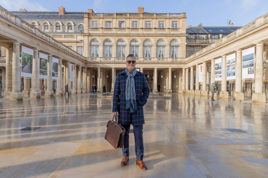 Louvre area photo shoot by Paris photographer - Starting at 155 Rue Saint-Honoré
