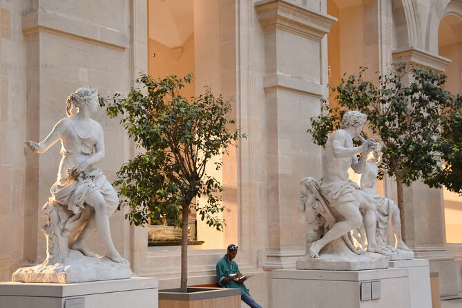 Louvre Art and Mysteries: Guided Experience for 6-people Max - The physical demands and bag rules