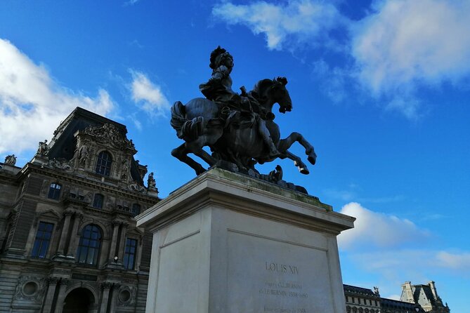 Louvre Highlights Tour for Kids Ticket Included - Meeting outside and getting through security