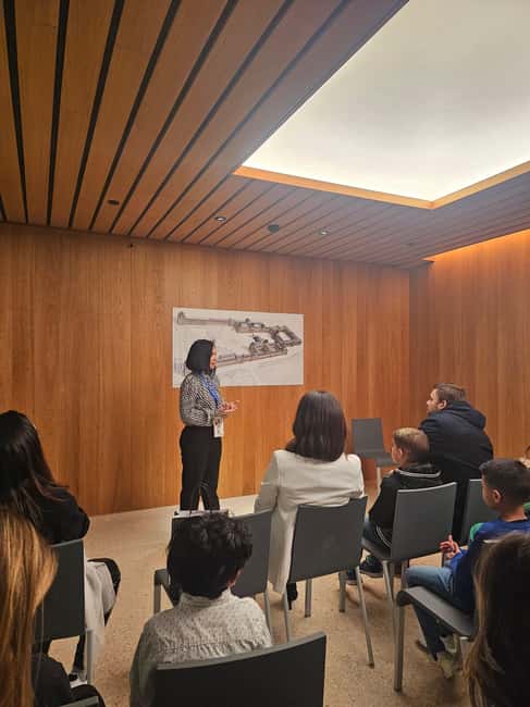 Louvre Museum (Essential) – 2-hour visit in Portuguese with a photo session - Why this two-hour Louvre plan makes sense