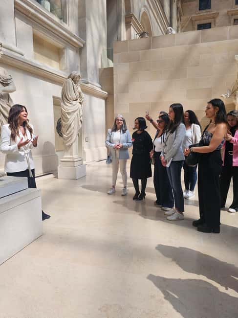 Louvre Museum (Essential) – 2-hour visit in Portuguese with a photo session - Meeting at the Napoleon Wing and entering through the Carrousel