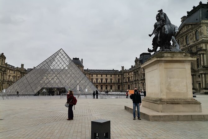 Louvre Museum Guided Tour Options with Timed Entry - The private guided visit inside