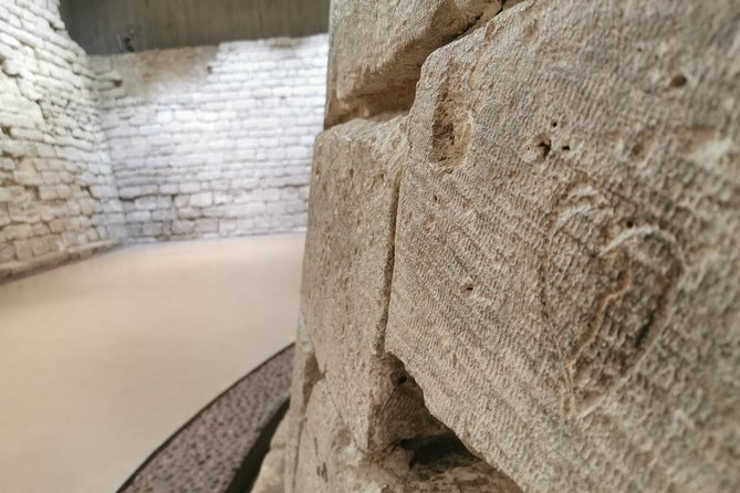 Louvre Museum Guided Tour with Skip-the-line Tickets - Winged Victory of Samothrace and the museum setting