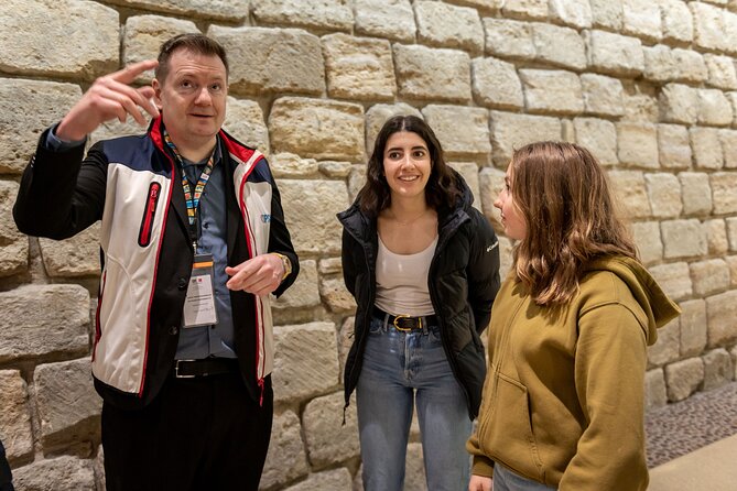 Louvre Museum : Kids-Friendly Private Tour with Entry Tickets - The strongest part: getting inside and finding your way