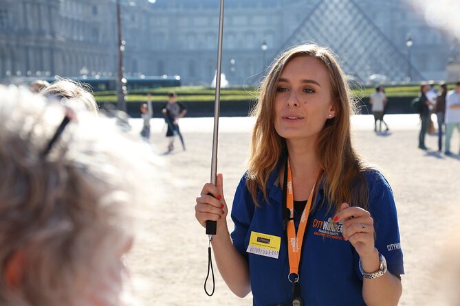Louvre Museum Masterpieces Guided Tour with Access - Entering the Louvre with a reserved ticket