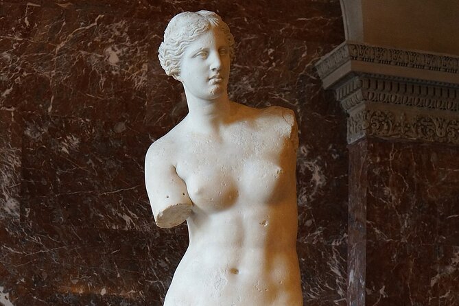 Louvre Museum - Private Family Tour with Da Vinci Treasure Hunt - What the headphones add in crowded galleries
