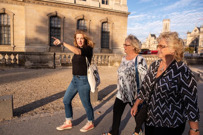 LOUVRE PRIVATE TOUR: Priority Access tickets & Local expert guide - Entering through the Louvre Pyramid