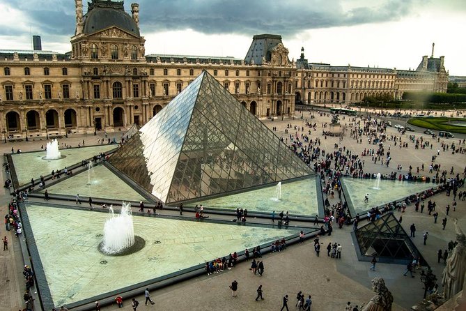 LOUVRE PRIVATE TOUR: Priority Access tickets & Local expert guide - Named guides and different teaching styles