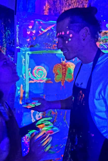 Lyon : Neon painting in an artist's studio - gallery - What happens during the 1 hour 45 minute session