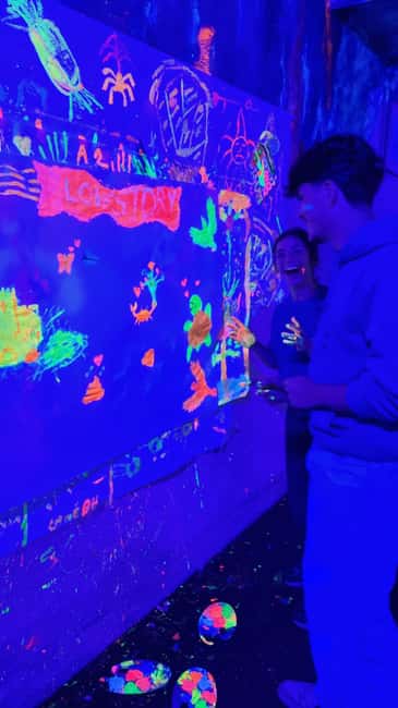 Lyon : Neon painting in an artist's studio - gallery - Guidance for beginners, freedom for everyone else