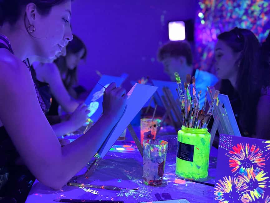 Lyon : Neon painting in an artist's studio - gallery - Who should book this experience?