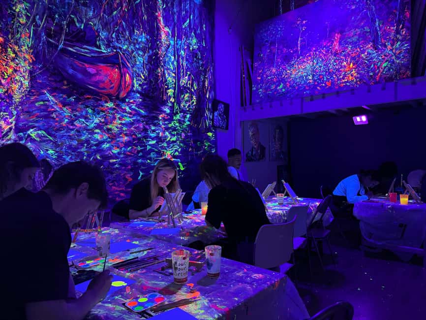 Lyon : Neon painting in an artist's studio - gallery - Mory’s gallery adds context to the workshop