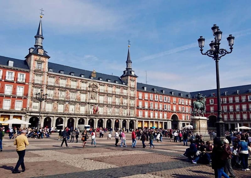Madrid: Prado Museum and Tapas & Wine Tour with Local Guide - Crossing Plaza Mayor with a local guide