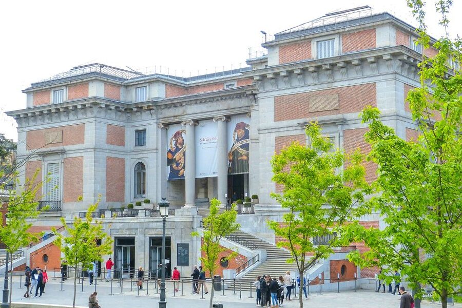 Madrid: Small Group of Prado Museum Tour & Optional Tapas - Meeting Goya before entering the Prado