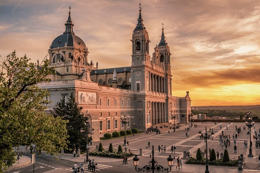 Madrid: VIP Prado Museum & city highlights with Hotel pickup - From hotel pickup to the first Madrid landmarks