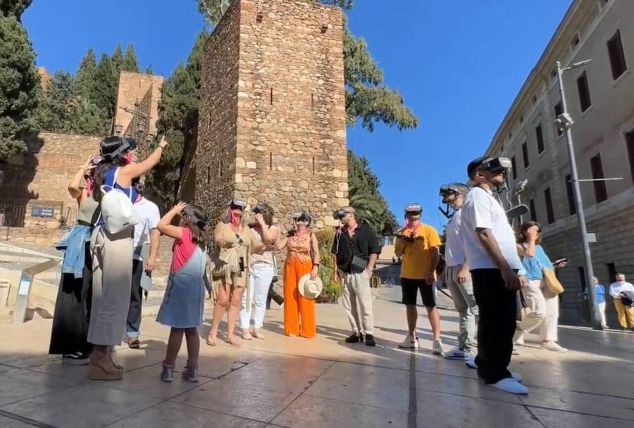 Malaga: Alcazaba, Picasso and more, walking tour with 5 VR experiences ! - What the five VR scenes are like in practice
