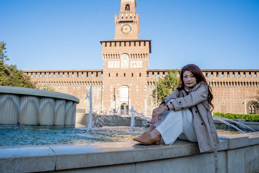 Milan: Duomo Square and Gallery Private Photo Shoot - What the photographer adds to the experience