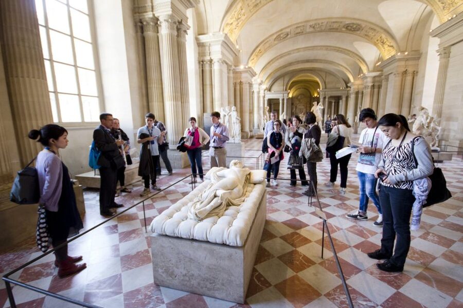 Mona Lisa & Louvre Masterpieces Tour with Reserved Access - Wine, cheese, and charcuterie upgrade