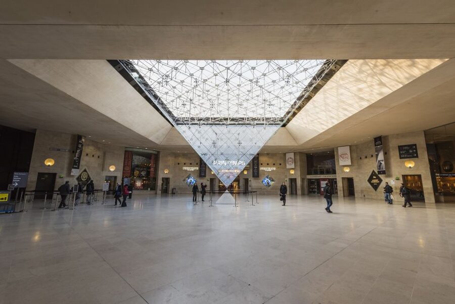 Mona Lisa & Louvre Masterpieces Tour with Reserved Access - Finding the blue-clad meeting team