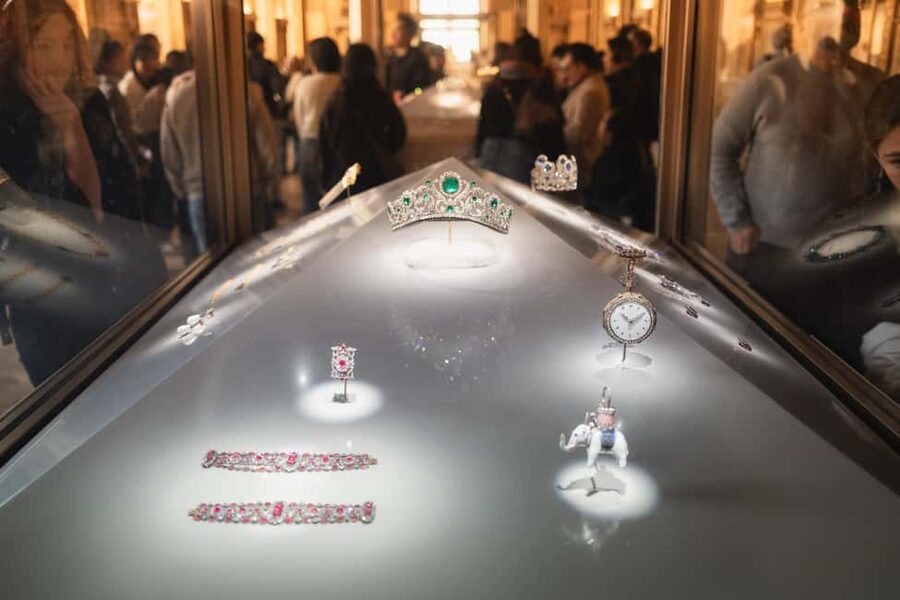 Mona Lisa & Treasures: 6-people Max Louvre Experience - Stories behind the rooms and the museum itself