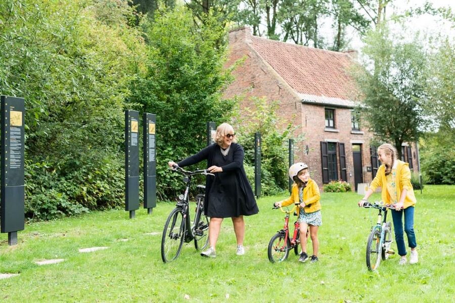 Mons : The Van Gogh House - The renovated pavilion adds the background