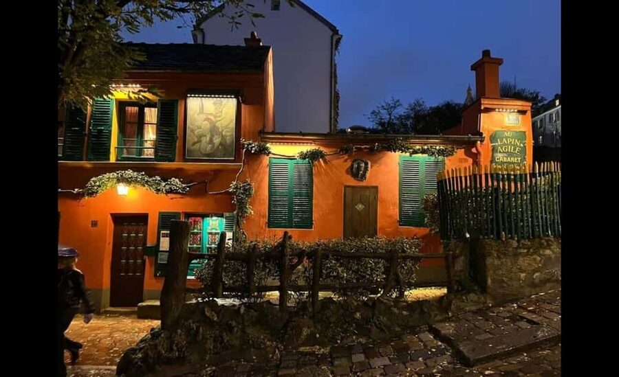 Montmartre for Art Lovers - Walking tour with Expert Guide - Moulin de la Galette and the old artist quarter