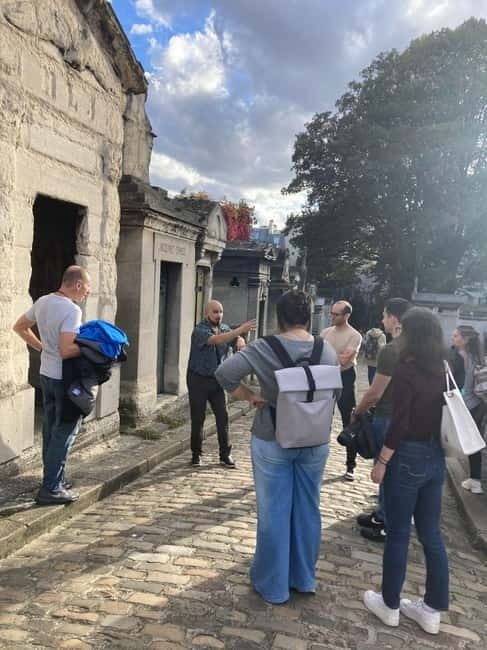 Montmartre for Art Lovers - Walking tour with Expert Guide - Le Passe-Muraille and Montmartre’s playful side