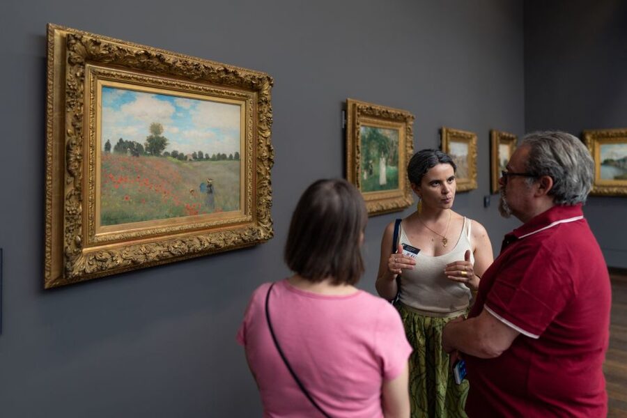 Musée d’Orsay: Guided Impressionist Tour & Gourmet Lunch - Entering Musée d’Orsay with a guide
