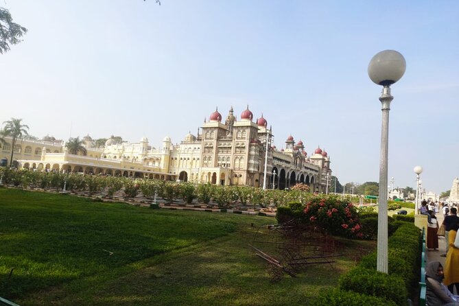 Mysore Palace + Jaganmohana Art Gallery + Devaraja Market = Mysore Heritage Walk - What the guide adds to the experience