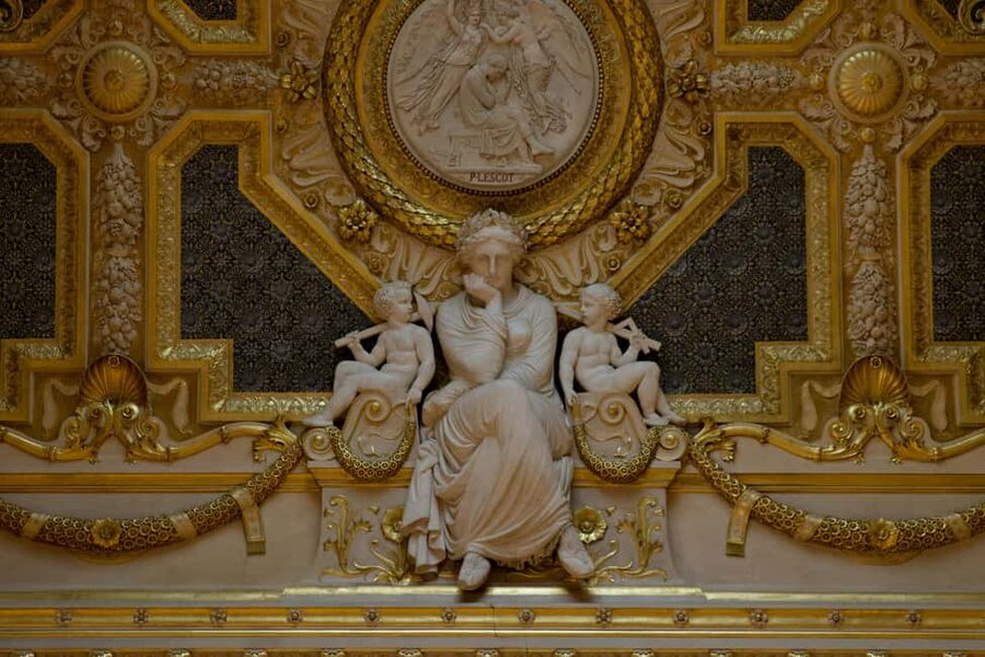 Night at the Louvre Museum: 6-people Max Guided Exploration - A guide who keeps the art lively