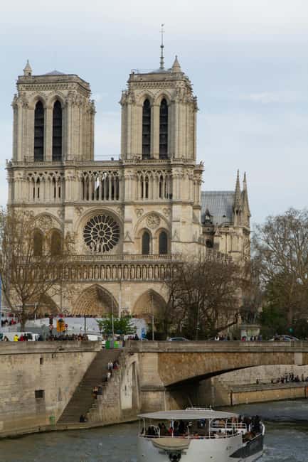 Notre-Dame to Louvre: Île de la Cité, Pont Neuf Walk - Key points at a glance