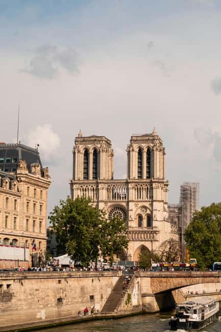 Notre-Dame to Louvre: Île de la Cité, Pont Neuf Walk - The Louvre courts and the first arrondissement