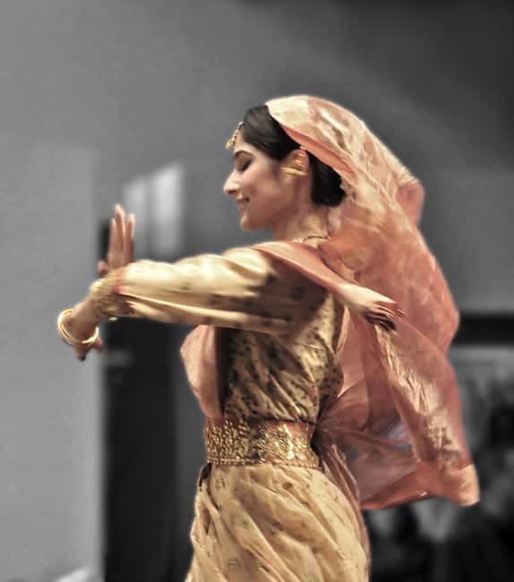 Old Delhi Haveli with live Classical dance, music & cuisine - Sitar and tabla in an old house