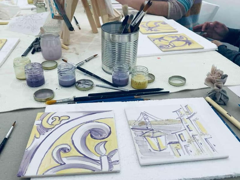 Paint your tile and create your unique piece in an art gallery in Lisbon - Why tile painting fits so well into a Lisbon visit