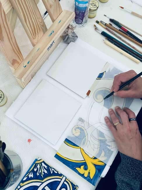 Paint your tile and create your unique piece in an art gallery in Lisbon - Painting two tiles gives beginners room to experiment