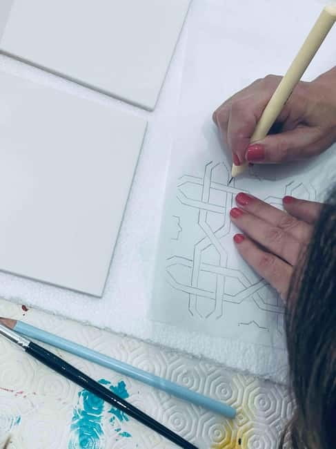 Paint your tile and create your unique piece in an art gallery in Lisbon - What makes this a good souvenir from Portugal