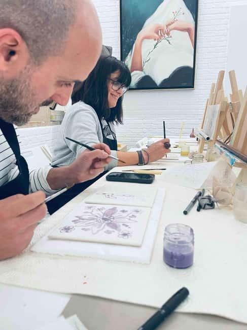 Paint your tile and create your unique piece in an art gallery in Lisbon - The instructor and language options