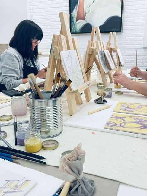 Paint your tile and create your unique piece in an art gallery in Lisbon - What happens during the 2.5-hour workshop