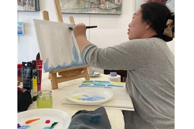 Painting class at an Art Gallery in Lisbon - The second hour: making your own Lisbon artwork