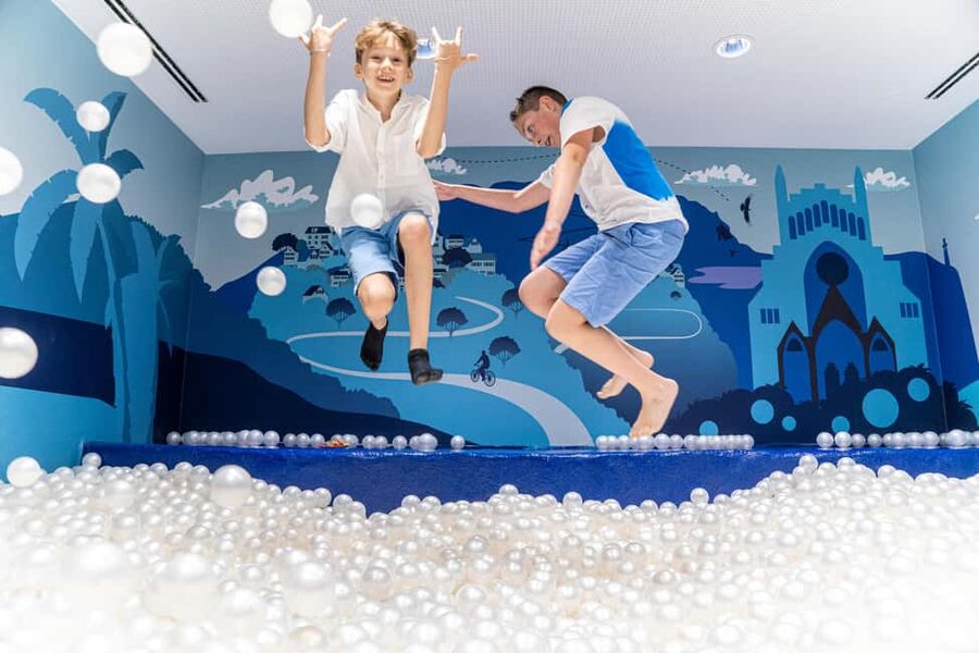 Palma: tickets for the FoKO immersive gallery - The ribbon tunnel and confetti room set the tone