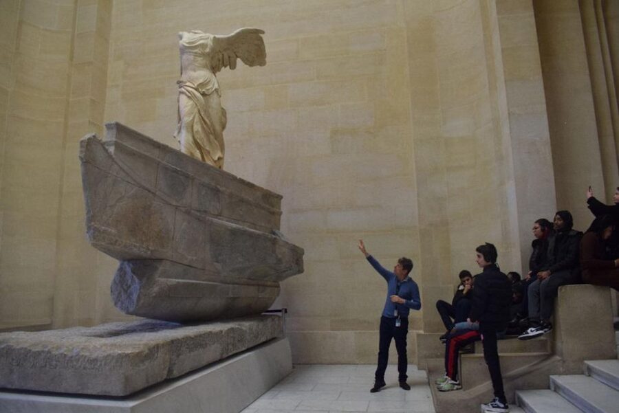 Paris: Best of the Louvre Guided Tour with Pre-booked Ticket - The guide is the main reason to pay more