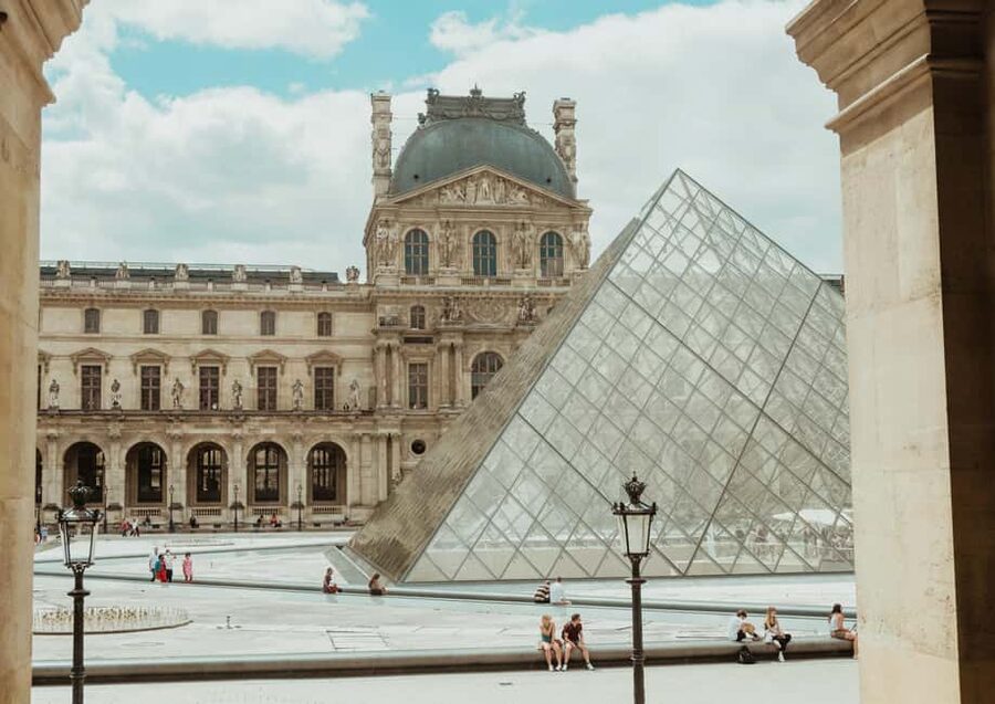 Paris: Gourmet Food Tour & Louvre Museums Guided Tour - A sit-down wine bar meal with charcuterie