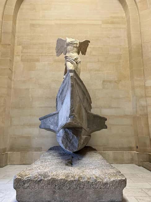 Paris: Guided tour in PORTUGUESE at the Louvre-semi-private - Passing through the Pyramid and security