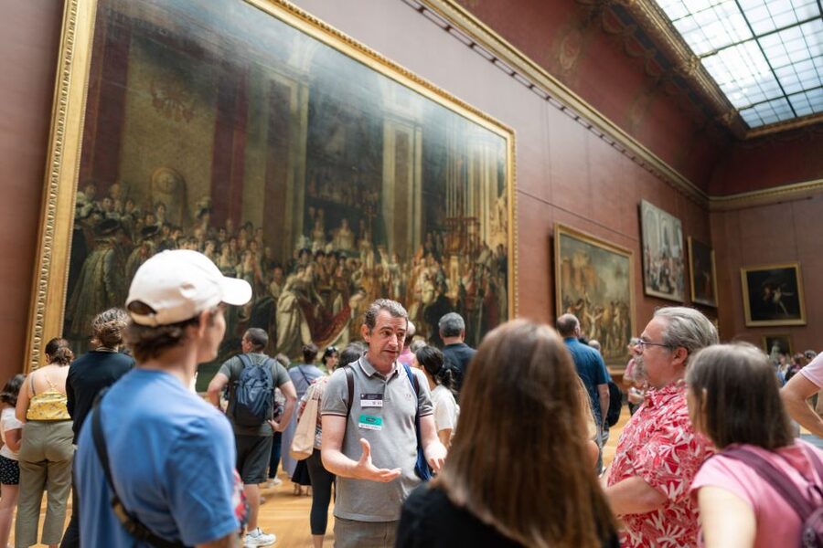 Paris: Guided Tour of the Must-Sees of the Louvre Museum - Entering the Louvre with reserved admission