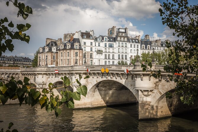 Paris History Walk: Medieval Marais, Notre Dame Islands & Stories - Medieval Marais: Gothic walls and royal stories